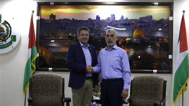 El presidente del Comité Internacional de la Cruz Roja, Peter Maurer (izq.) se en reunió en la Franja de Gaza con Yahya Sinouar, jefe del Hamas. 