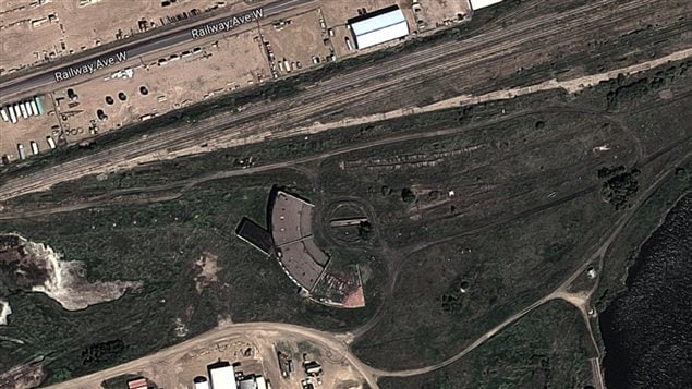 The Hanna, Alberta roundhouse and turntable. The original 10-bay building can be seen with the remains of the brick 5-bay addition.