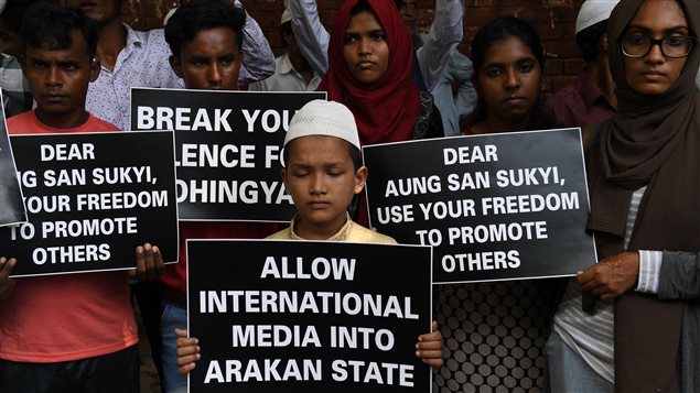 Refugiados musulmanes rohingyas con simpatizantes indios, protestan en Nueva Delhi.
