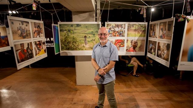 Éric St-Pierre devant quelques-unes des photos de son exposition « Regards – Karibu, Bienvenue en RD Congo », réalisée en collaboration avec OXFAM - Québec