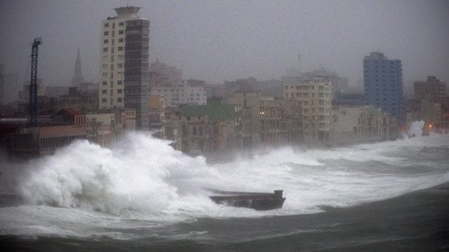 De fortes vagues ont pris d’assaut le Malecon, boulevard de bord de mer de La Havane. Photo : Associated Press/Ramon Espinosa