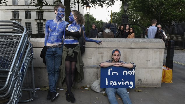 Jovenes manifiestan su oposición al Brexit.