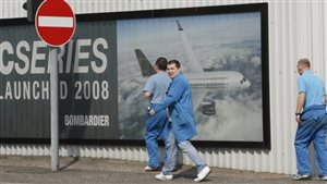 Des employés de l’usine de Bombardier à Belfast, en Irlande du Nord Photo : La Presse canadienne/Peter Morrison