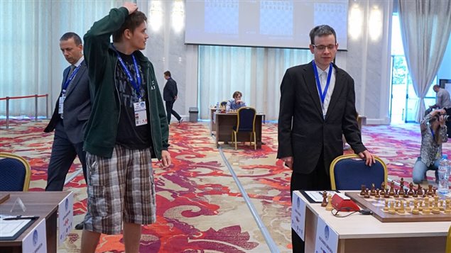 El joven maestro del ajedrez, el ucraniano-canadiense Anton Kovalyov, es regañado en la Copa del Mundo de Ajedrez en Tbilisi, Georgia, por llevar pantalones cortos.