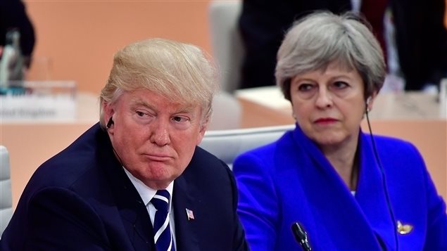 Theresa May y Donald Trump durante una sesión de trabajo de la Cumbre del G20 el 7 de julio 2017, en Hamgurgo, Alemania.