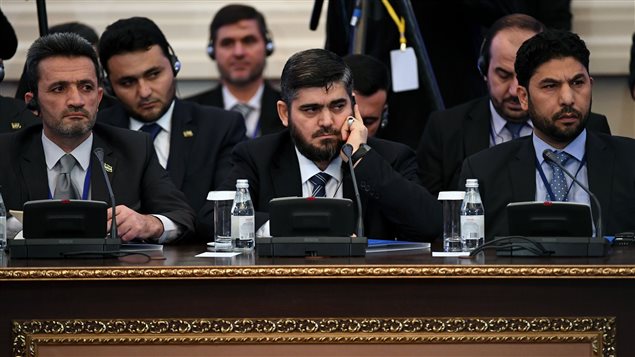 El jefe negociador de la oposición, Mohamed Alloush (centro) el grupo Jaish al-Islam en Astana, Kazajistán, el 23 de enero 2017.