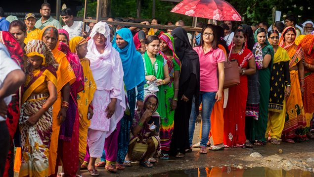Nepalesas y nepaleses haciendo la fila para votar. 