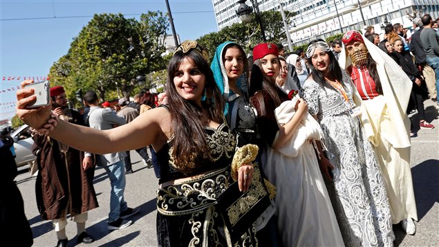 نساء تونسيات يأخذن صورة تلقائية (سيلفي) لهن على جادة بورقيبة في تونس العاصمة في 12 آذار (مارس) الفائت بمناسبة اليوم الوطني للباس التقليدي.