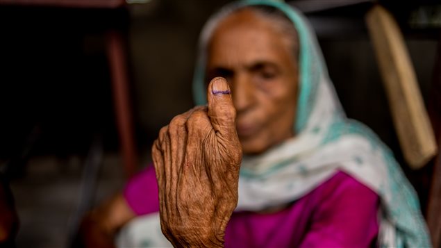Señora nepalesa muestra el pulgar después de haber votdo en las primeras elecciones de los últimos 20 años.