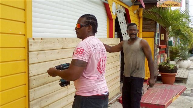 Habitantes de Guadalupe se preparan para resistir la violencia del huracán.