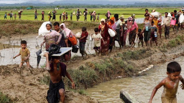 Un groupe de réfugiés Rohingyas fuient le Myanmar. Photo : Reuters / Mohammad Ponir Hossain