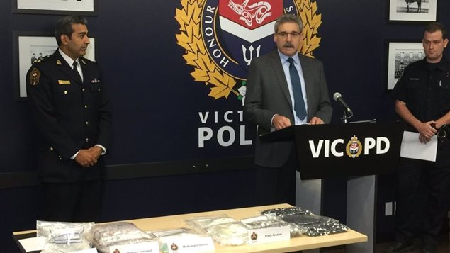 La police de Victoria lors de l’annonce en décembre dernier d’une saisie importante de fentanyl Photo : Radio-Canada/Richard Zussman