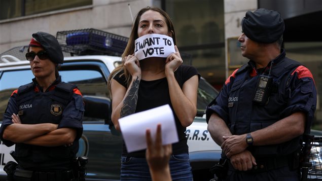 Manifestante en favor del referendum por la independencia de Cataluña, del primero de octubre 2017.