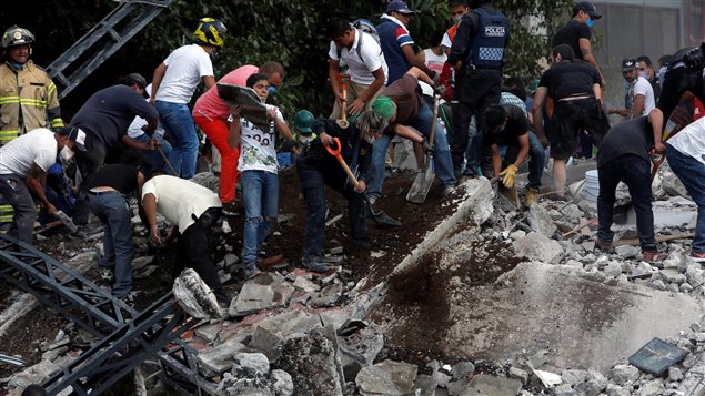 Ciudadanos y servicios de rescate excavan desesperadamente con herramientas modestas y con sus manos a través de los escombros / Ciudad de México, 19 de septiembre 2017
