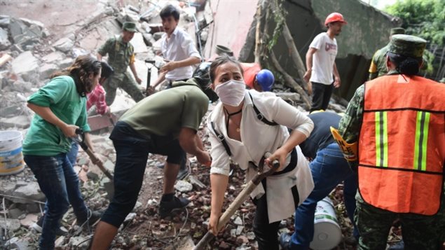 墨西哥救援人员和民众在寻找地震幸存者
