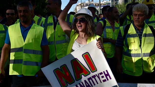 Mineros y obreros protestan contra la suspensión de las inversiones de Eldorado en Grecia. 
