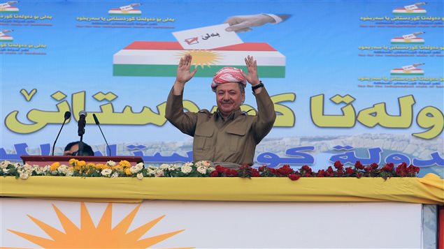 رئيس إقليم كردستان العراق مسعود بارزاني يلوّح لمؤيدين لاستقلال الإقليم عن العراق في تجمع في 14 أيلول (سبتمبر) الجاري في مدينة زاخو القريبة من حدود الإقليم مع تركيا 