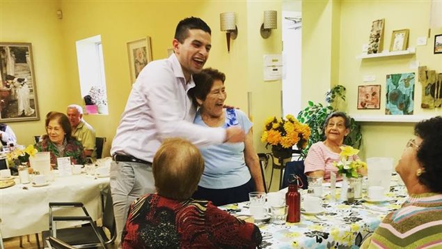 Diego Andrés Cardona con un grupo de mujeres