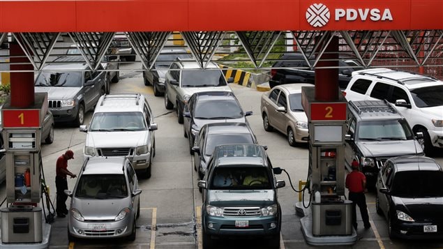 En Caracas, largas filas para abstecimiento en combustibles