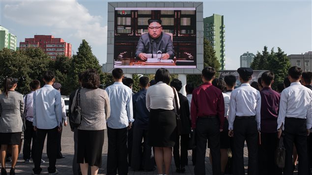 Kim Jong-un leyendo en la televisón sus amenazas contra EEUU.