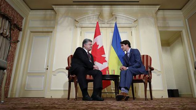 Uraine’s Petro Poroshenko (L) and Canadian Justin Trudeau talk trade and security issues