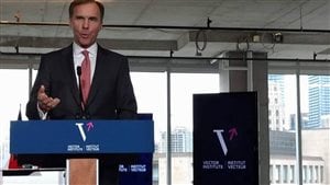 Le ministre des Finances de l’Ontario, Bill Morneau, lors de l’annonce de financement de l’instutut Vecteur.