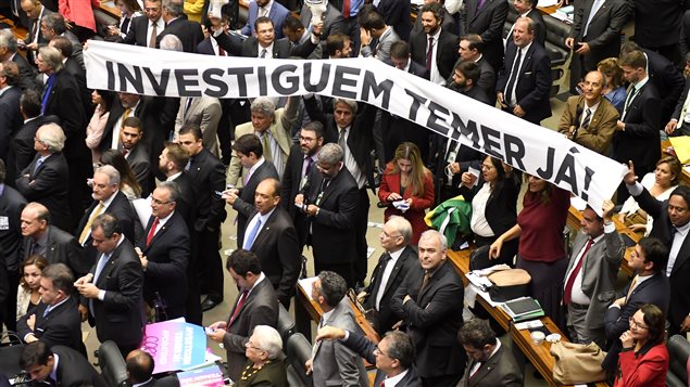 Parlamentarios brasileños piden que se investigue al presidente Michel Temer.
