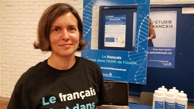 La lingüista Annie Desnoyers en una campaña de promoción del francés en la Universidad de Montreal.