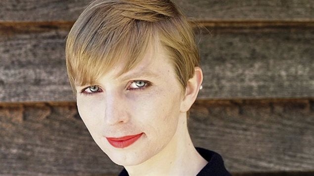 Chelsea Manning est une femme transgenre connue auparavant sous le nom de Bradley Manning au moment où elle a été condamnée, en 2013, pour la fuite de quelque 700 000 documents militaires confidentiels publiés par WikiLeaks.