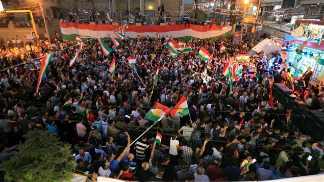 تظاهرة دعم لاستقلال إقليم كردستان عن العراق في مدينة دهوك في شمال غرب الإقليم يوم أمس.