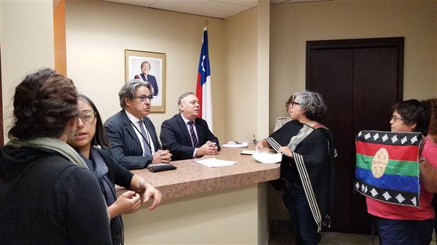 Miembros del Comité de Apoyo al Pueblo Mapuche en Montreal presentan en el Consulado de Chile una carta dirigida a la presidenta Michele Bachelet en la que piden una solución política y negociada a la huelga de hambre que llevan adelante los mapuches Alfredo Tralcal, Ariel Alexis, Pablo Iván y Benito Trangol.