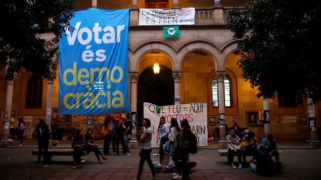Los separatistas acusan al gobierno español de violar su derecho democrático a expresarse.