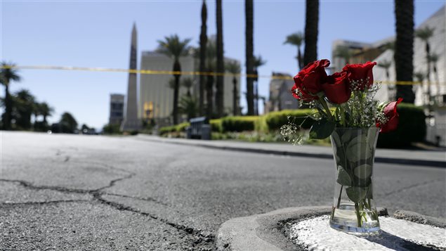 Flores cerca del lugar de la masacre en Las Vegas.