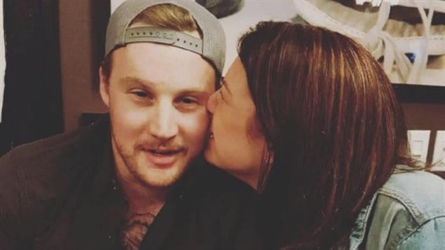 El canadiense de 23 años, Jordan McIldoon, nativo de Maple Ridge, Columbia Británica, murió cuando un hombre armado abrió fuego en un concierto al aire libre el domingo en Las Vegas, confirmaron sus padres.