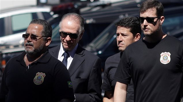 El presidente del Comité Olímpico de Brasil, Carlos Nuzman llega al cuartel general de la policía federal en Río de Janeiro.
