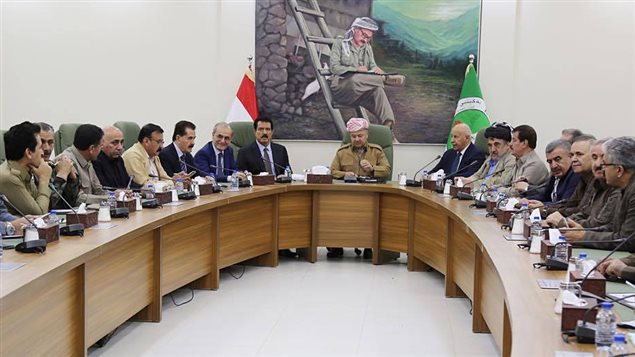 El presidente de la región del Kurdistán reunido con funcionarios y políticos locales.