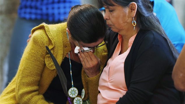 Une femme est réconfortée lors d’un rassemblement des victimes de la rafle des années 1960 avant une excuse provinciale, au Manitoba, en juin 2015. Photo : La Presse canadienne/John Woods