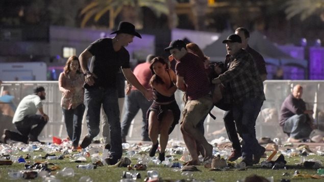 Una persona herida es transportada en medio de la matanza ocurrida en Las Vegas.