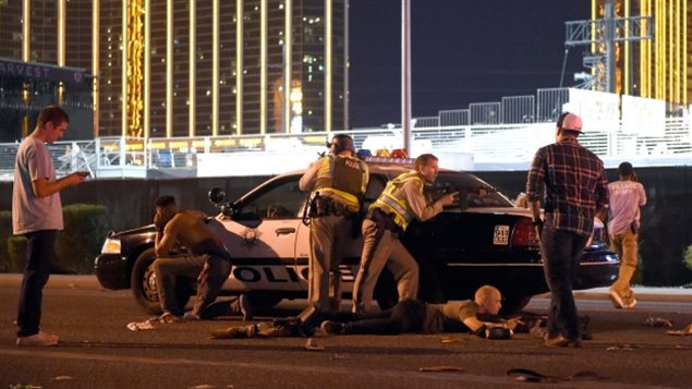 La policía en el lugar donde más de 50 personas fueron masacradas en Las Vegas, 1 de octubre, 2017