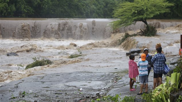 El río Masachapa en Nicaragua salió de su cauce debido a las intensas lluvias provocadas por Nate. 