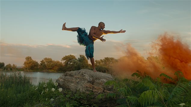 Sur cette photo faisant partie de la série Montréal, terre d’artistes du photographe Damián Siqueiros et dont la commissaire est Mariza Rosales Argonza, on voit l’artiste de cirque Jerôme Sordillon.