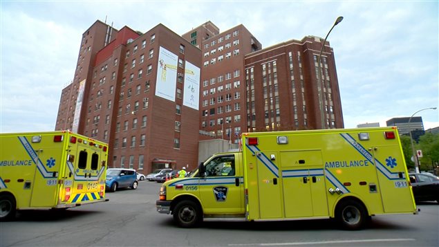 Ambulancias esperan cerca del Hospital de Montreal para Niños para llevarlos al nuevo Centro Universitario de Salud McGill.