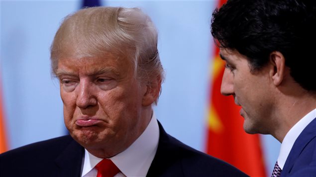 Le premier ministre canadien, Justin Trudeau parle au président américain, Donald Trump, qui fait une grimace