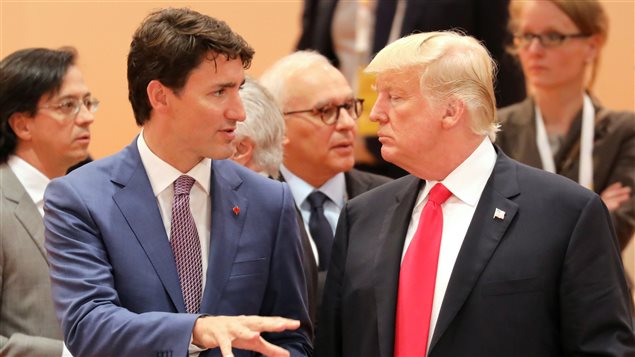 Le premier ministre canadien, Justin Trudeau parle au président américain, Donald Trump, qui l’écoute.