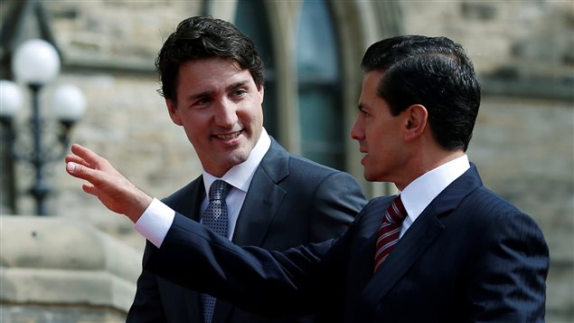 El Primer Ministro de Canadá, Justin Trudeau y el Presidente mexicano, Enrique Peña Nieto caminan conversando. 