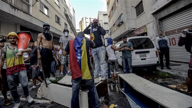 Activistas antigubernemantales manifiestan en Caracas el 30 de julio 2017, contra la elección de la Asamblea Constituyente propuesta por el presidente venezolano Nicolás Maduro.