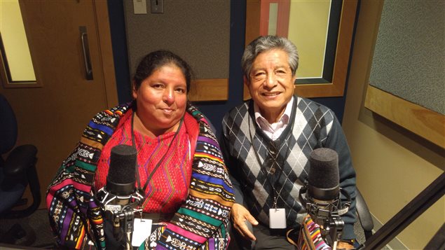 Estela Canastuj Batz y el Dr. Juan José Escalante en los estudios de Radio Canadá Internacional. 