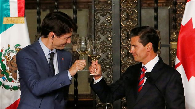 Justin Trudeau y Enrique Peña Nieto brindando durante una cena en honor a la visita del Primer Ministro canadiense a México. 