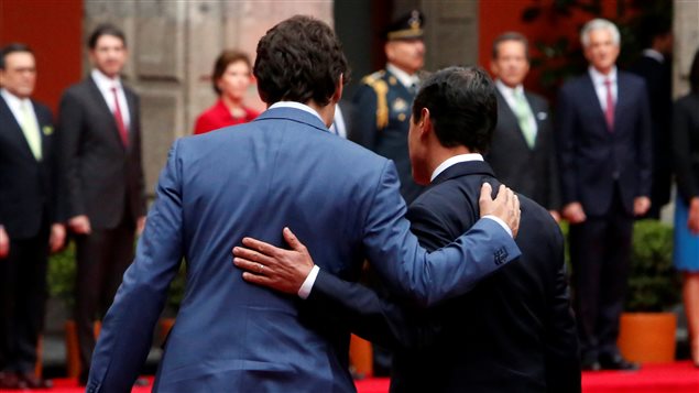 Justin Trudeau y Enrique Peña Nieto caminan juntos en Palacio Nacional, sede presidencial de México en el marco de la visita del Primer Ministro canadiense a ese país. 