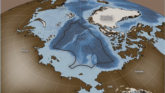 The black line indicates the extent of the 200 nautical mile exclusive economic zone (EEZ) boundary of Arctic nations. These vast areas in the central Arctic Ocean are currently « unregulated » as far as a potential commercial fishery is concerned. 